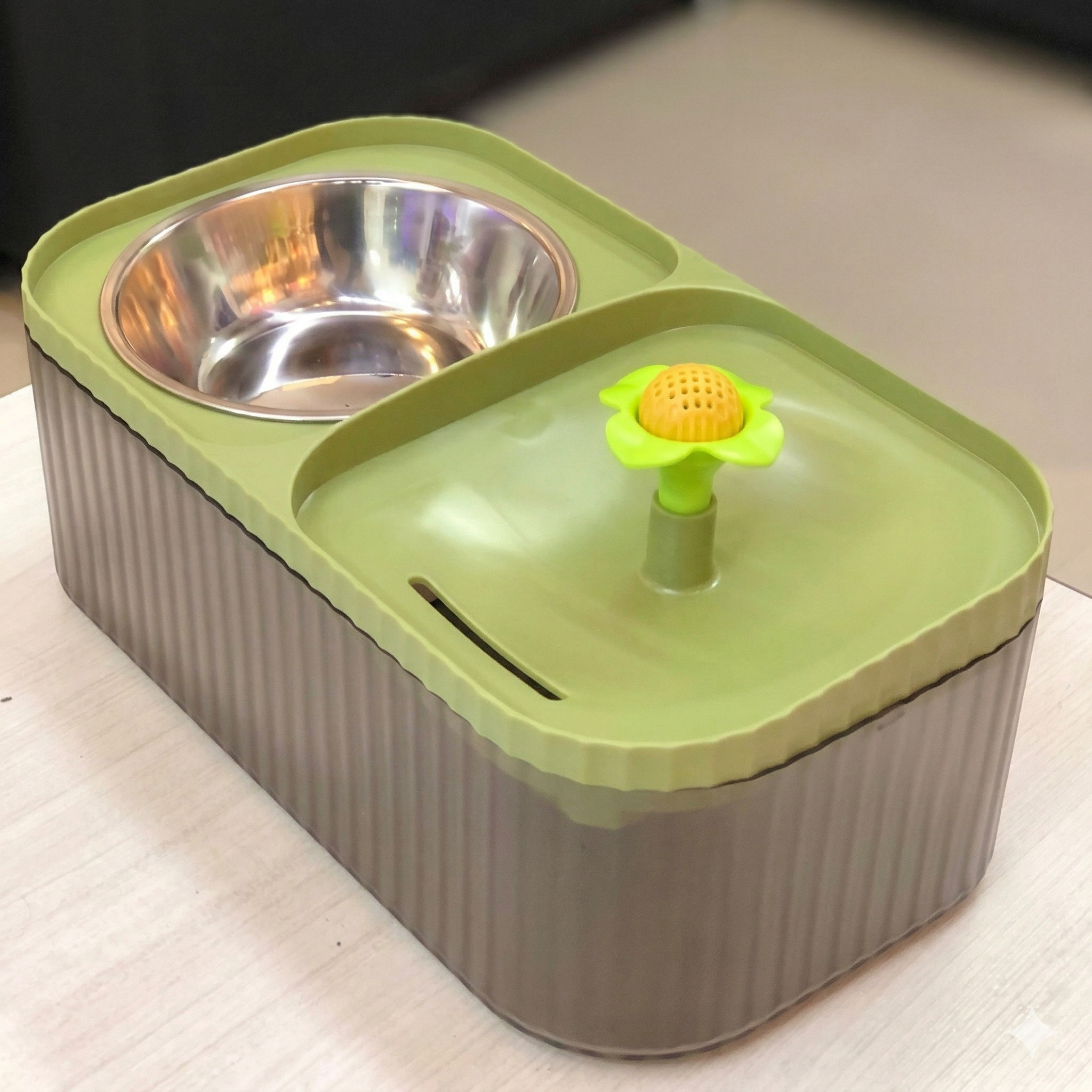 Comedero doble con fuente de agua